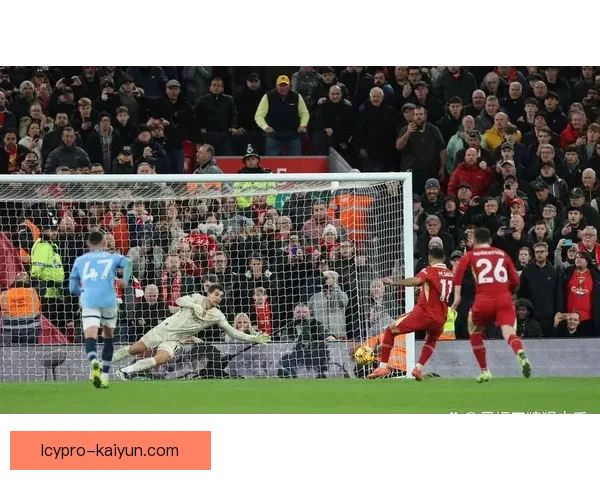 阿马杜·奥纳纳在国际比赛中表现出色，助力球队成功晋级下一轮。