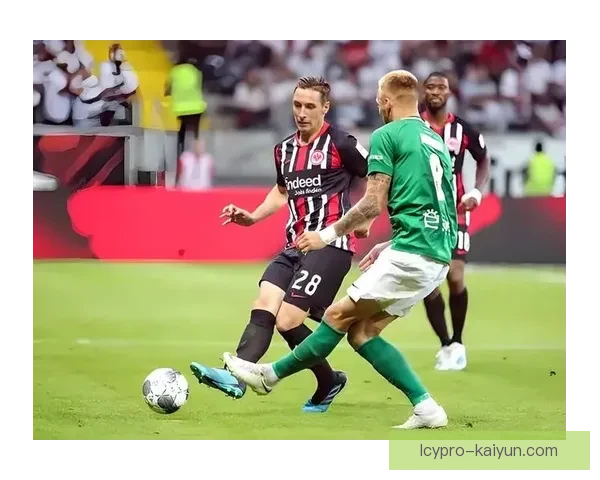 德甲法兰克福中场控制持续提升，团队配合愈发默契